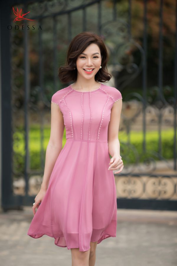 Váy dạ hội màu hồng pastel nhẹ nhàng