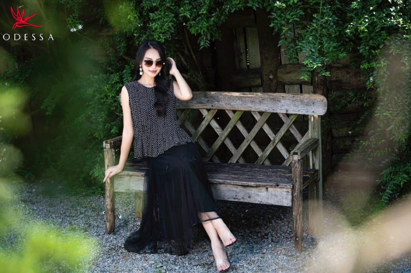 Set áo chấm bi và chân váy midi đen