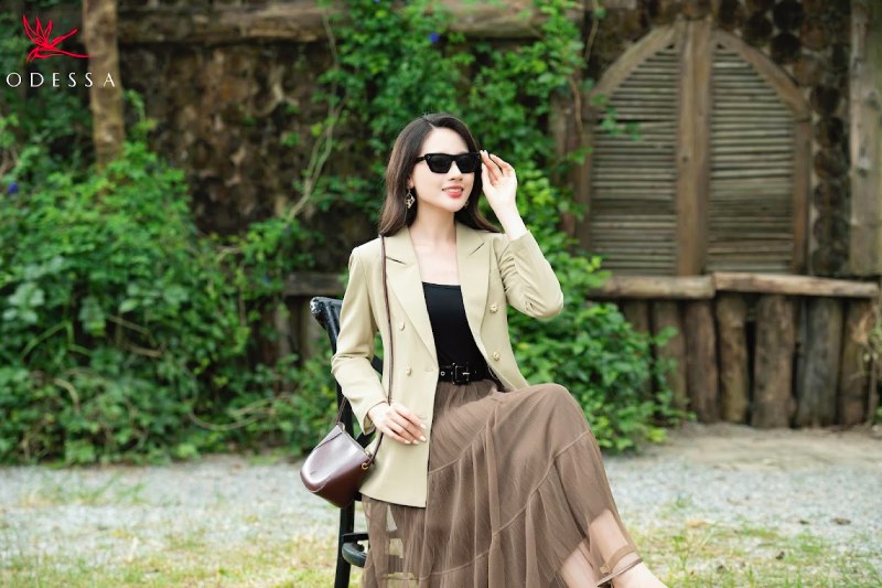 Áo blazer cùng chân váy xòe phối thắt lưng