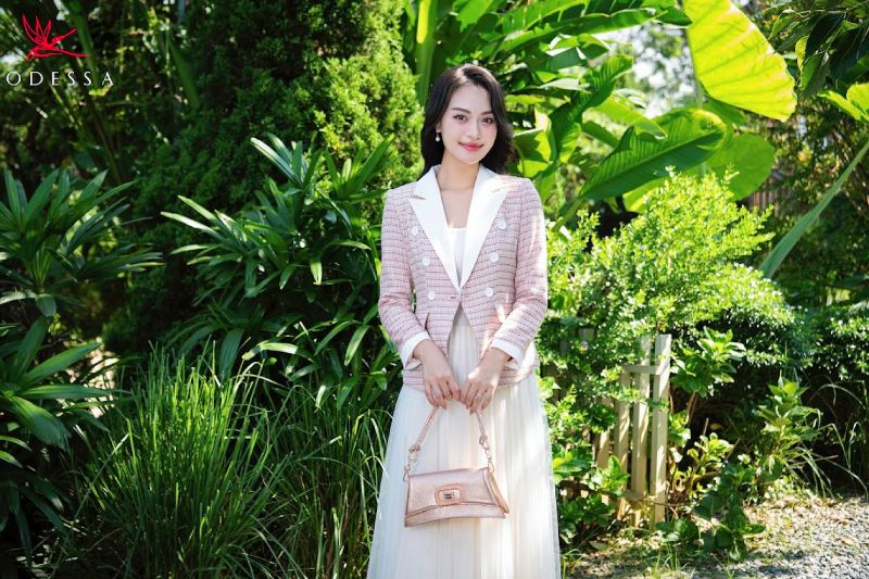 Áo dạ tweed hồng kẻ và váy midi