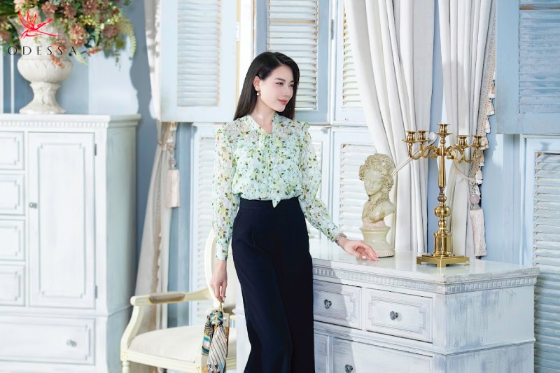 Áo sáng màu và quần ống rộng