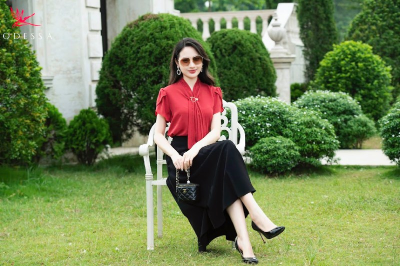 Phối áo sơ mi tay ngắn búp sen và chân váy xòe